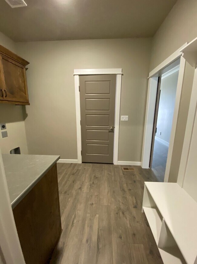 Building Photo - Lovely Single Level 3 Bed 2 Bath Home in M...