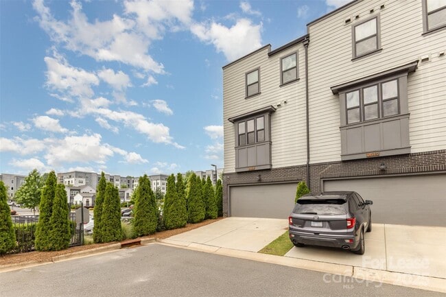 Building Photo - 2523 Irwin Strm Rd