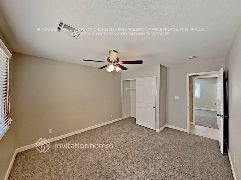 Building Photo - 2440 E Manhatton Dr