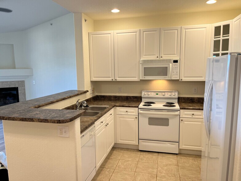 kitchen with dishwasher - 9518 West San Juan Circle