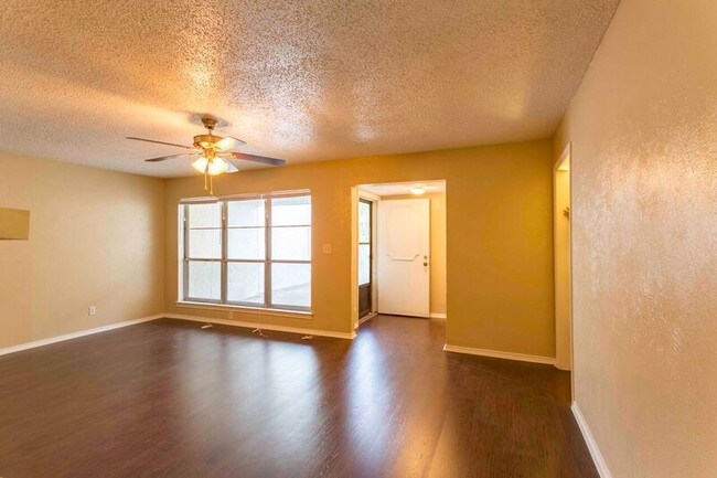 Building Photo - 817 W Rochelle Rd