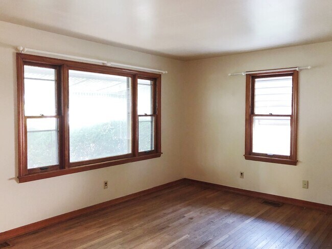 Building Photo - 417 E Hillside Dr