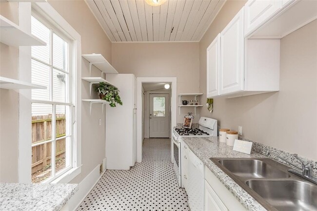 Building Photo - 2011 Decatur St