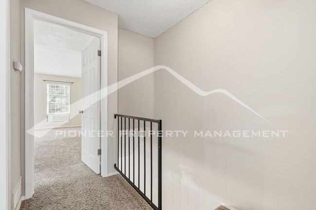 Building Photo - Spacious Townhouse with Central AC and Washer/Dryer