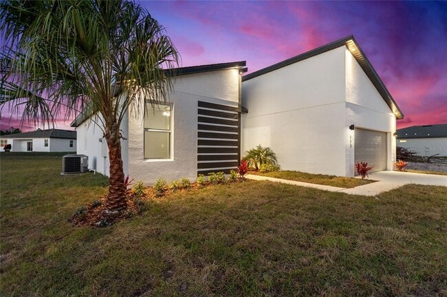 Building Photo - 123 Tulip Ln