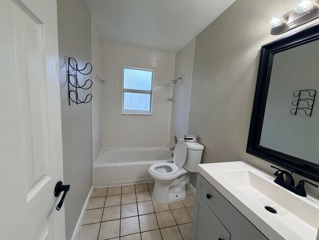 Building Photo - 3594 Almar Rd