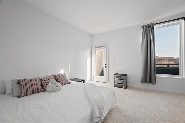 Building Photo - 112 Burrows St