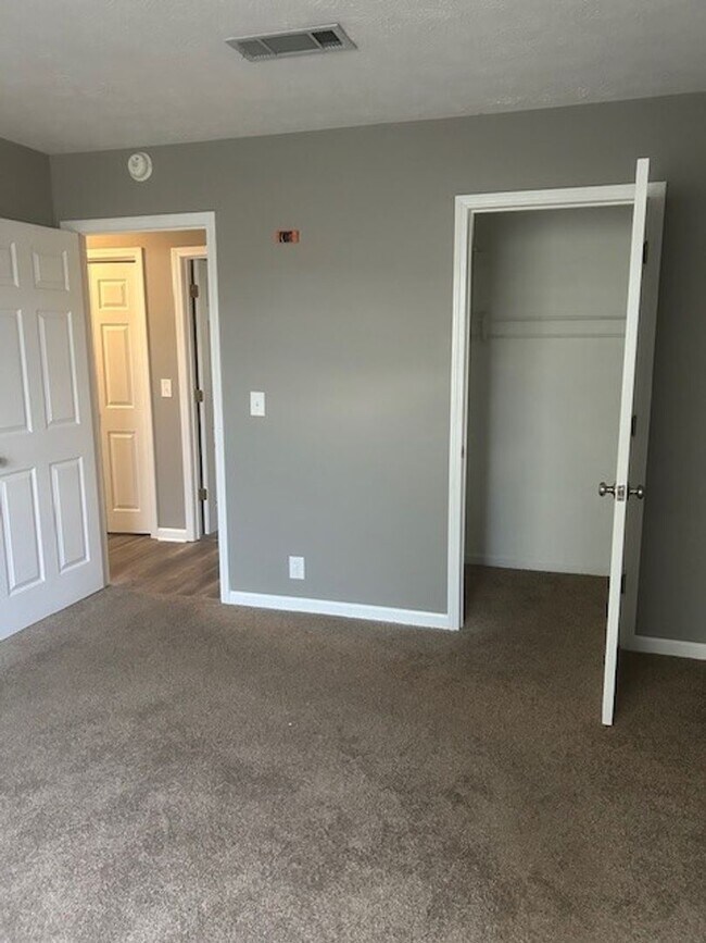 Building Photo - Rivergate Townhome Available Now