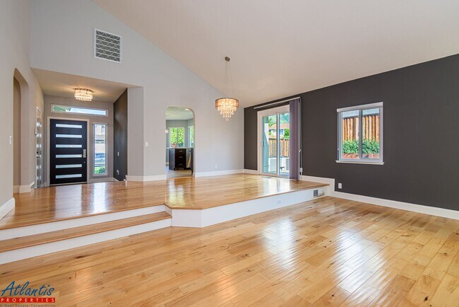 Building Photo - Gorgeous Home | Remodeled | Desirable Location