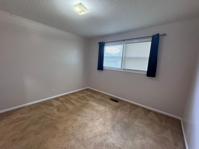 Building Photo - 1709 Oak Hill Dr S