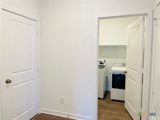 Building Photo - 914 Childress Dr