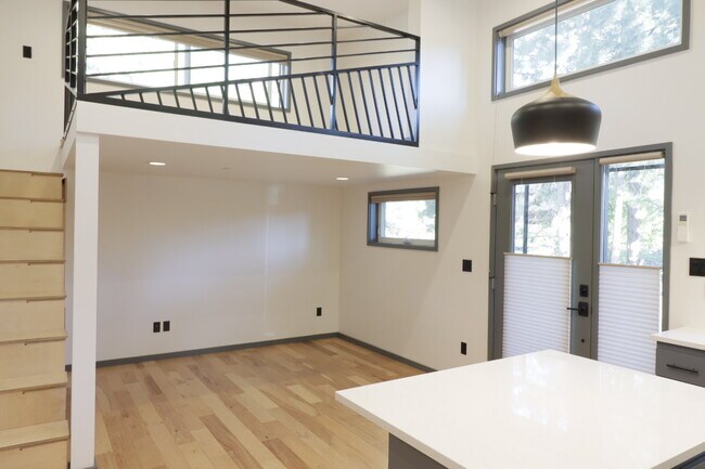 Building Photo - Unique Tiny Home in Hiatus neighborhood cl...