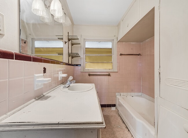 Building Photo - 1121 Wheeler St