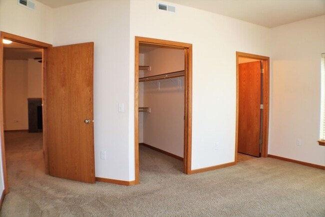 Building Photo - $1,305 | 2 Bedroom, 2 Bathroom | PET Frien...