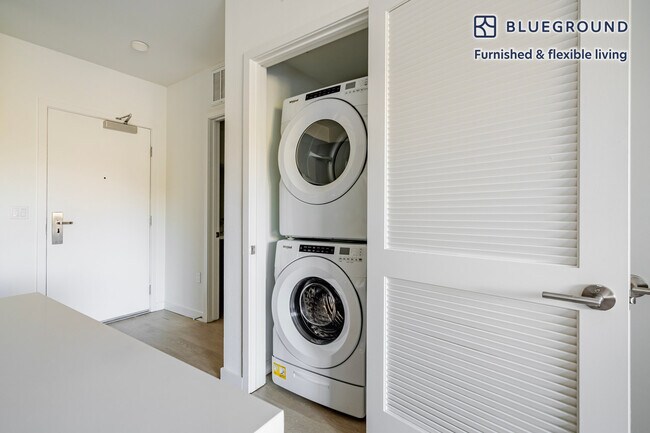 Building Photo - 310 Del Sol Dr