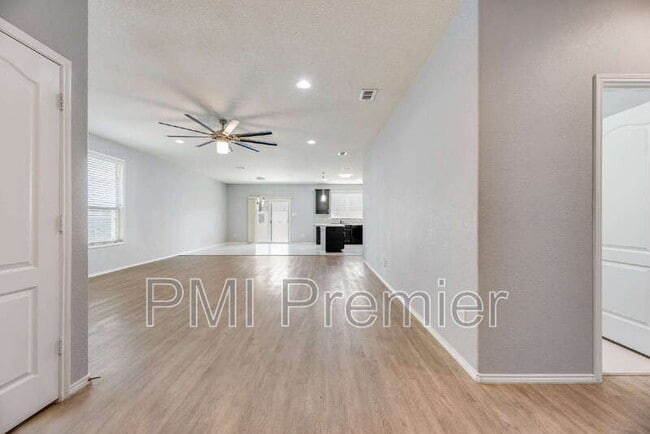 Building Photo - 9004 Blackstone Dr