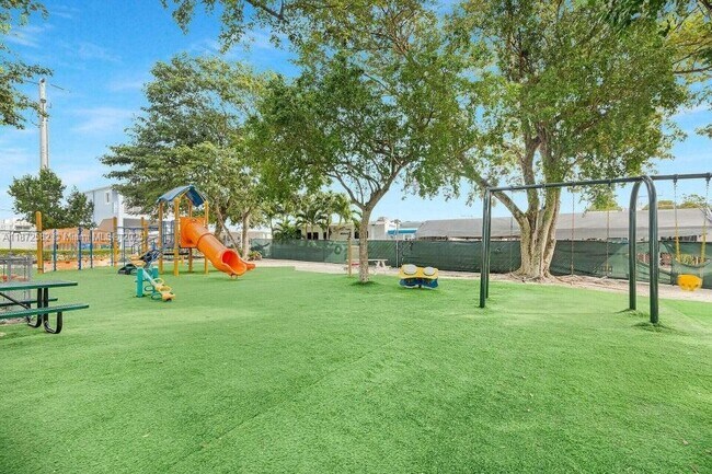 Building Photo - 325 Calusa St