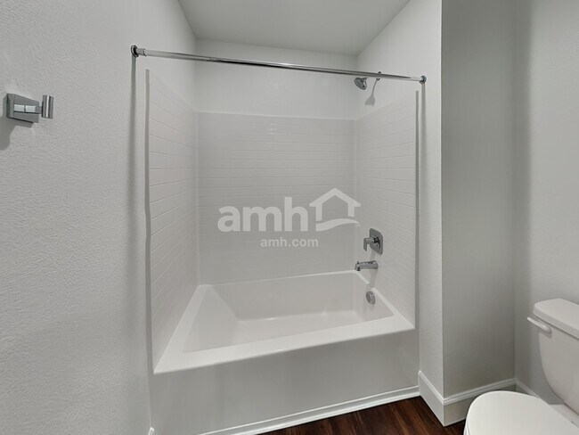 Building Photo - 872 Longwood Gdns St