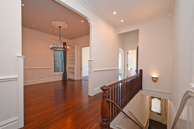 Building Photo - January Special!  Elegant 4 br/2 ba Victor...