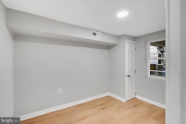 Building Photo - 727 Otis Pl NW