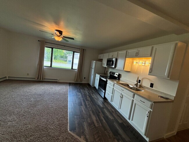 Building Photo - 3 bedroom home /  Fenced in yard / 1 Car Garage