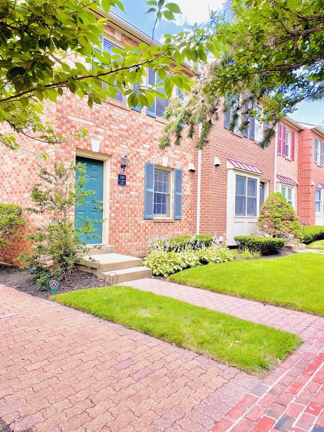 Primary Photo - 1190 N Vermont St