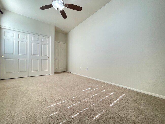 Building Photo - 3 Bedroom 2 1/2 Bath Home - Kitchen w/Gran...