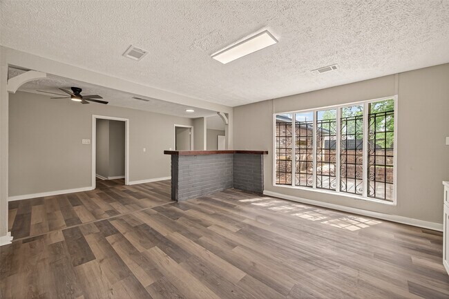 Building Photo - 3703 Tiffany Dr