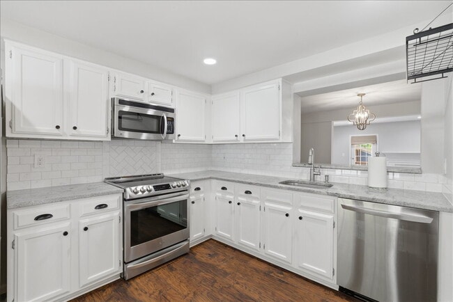 Building Photo - Updated 3BR / 2.5BA Townhome in Summit Chase – Over 1,900 Sq Ft with Deck & Fenced Patio!