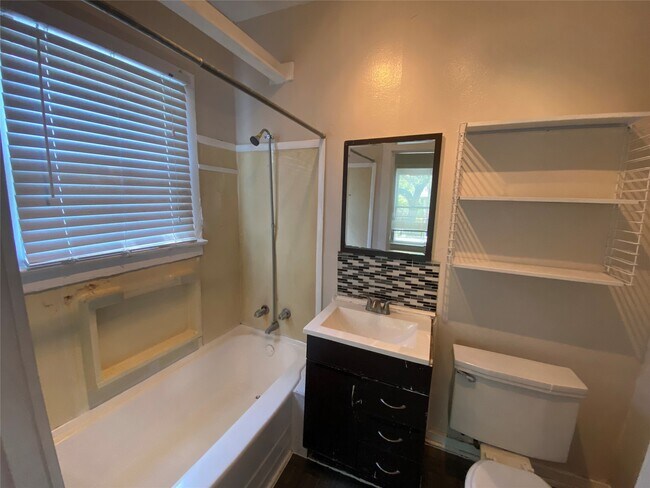 Building Photo - 2010 Taft St