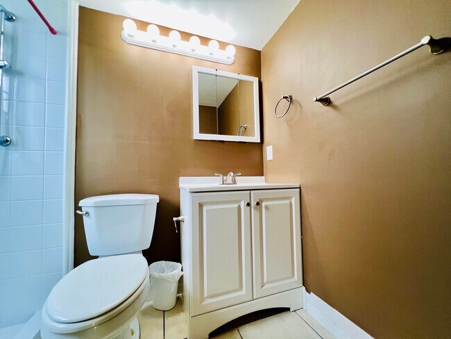 Building Photo - 300 Camden M