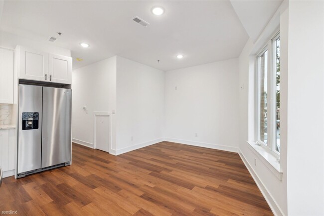 Building Photo - 2 br, 1 bath Triplex - 2554 FRANKFORD AVE ...