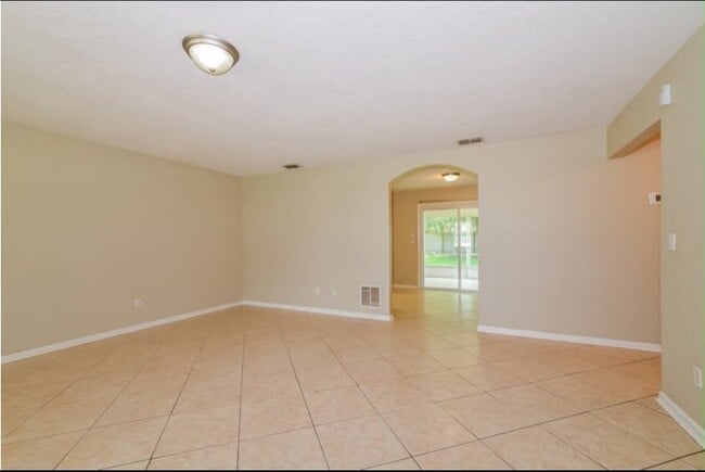 Building Photo - 884 Rayston St
