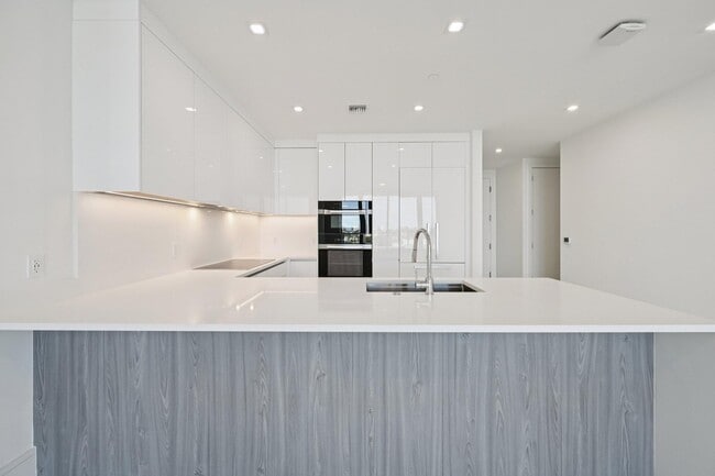 Building Photo - 220 Lake Shore Dr