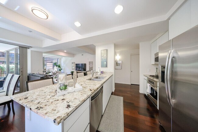 Building Photo - 7121 E Rancho Vista Dr