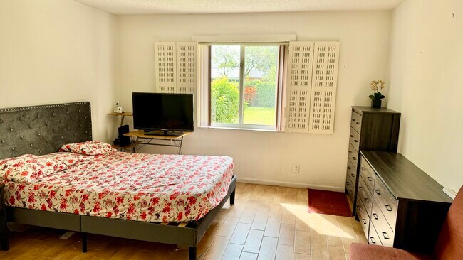 Building Photo - 1551 NW 20th Ave