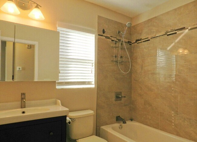 Building Photo - Quality Townhome In Convenient Location!