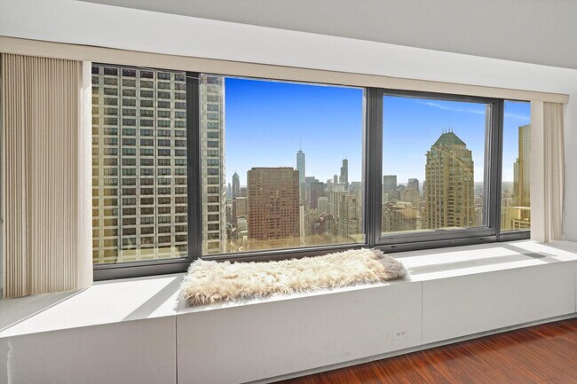 Building Photo - 175 E Delaware Pl