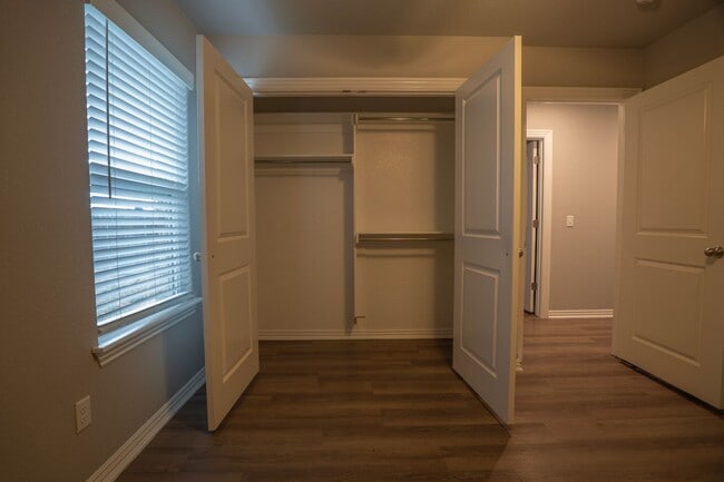 Building Photo - Beautiful 3 Bedroom 2 Bath Duplex!