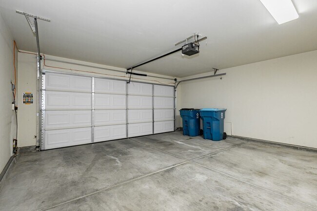 Building Photo - Peccole Ranch 3 Bed 2 Bath Gated Ascot Park Beauty