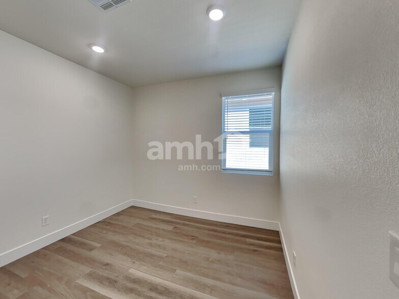 Building Photo - 501 Silverbell Fls Pl