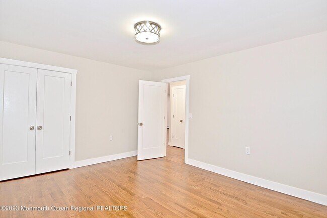 Building Photo - 57 Golden Glow Circus