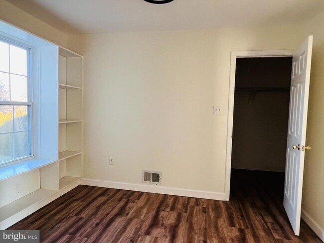 Building Photo - 102 Sweethollow Dr