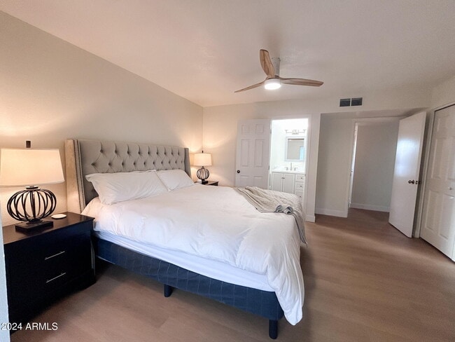 Building Photo - 1126 W Oxford Dr