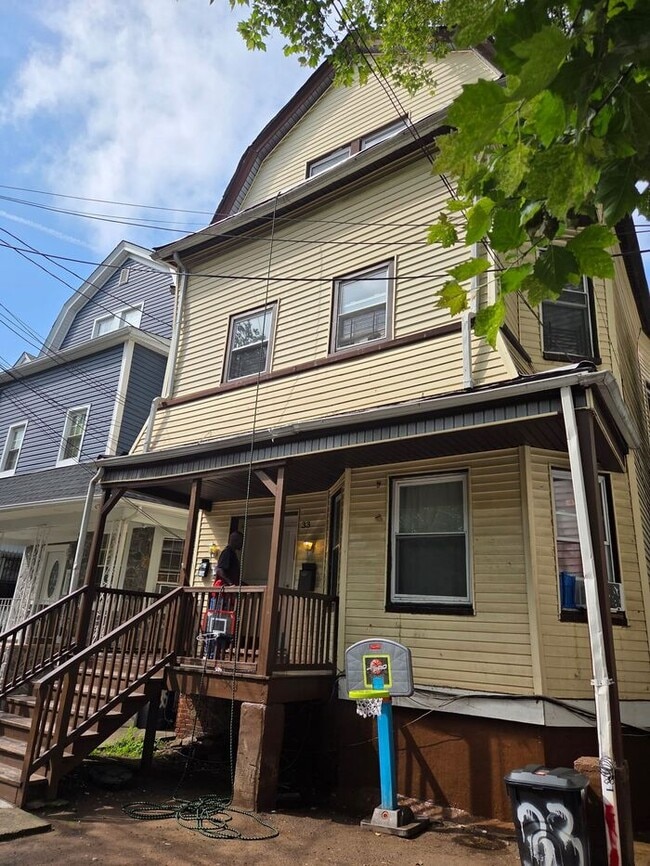 Building Photo - Spacious 3.5 BDR Apartment with Closed Front Balcony & Backyard Access!