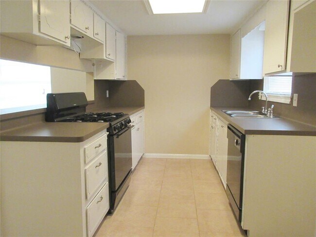 Building Photo - 714 Cherry Valley Dr