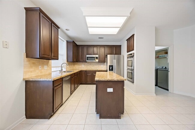 Building Photo - 8615 Saratoga Dr