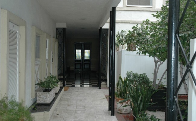 Building Photo - 1006 N Doheny Dr