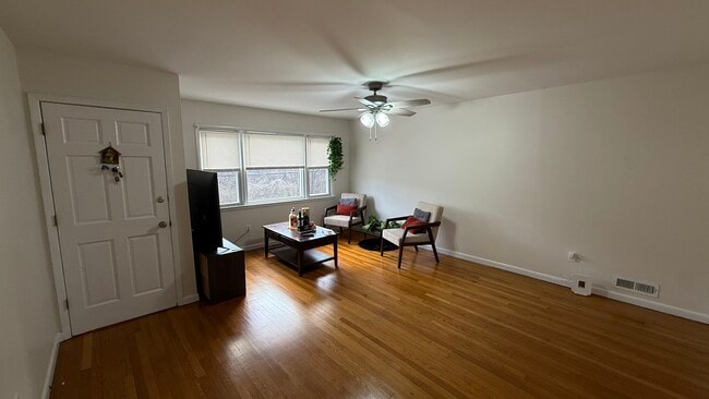 Building Photo - 484 Main St