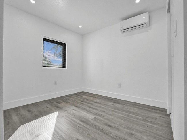 Building Photo - 940 SW 28th St